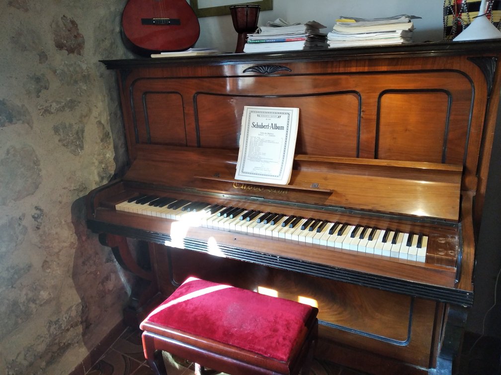 second hand piano kungsberg mallorca